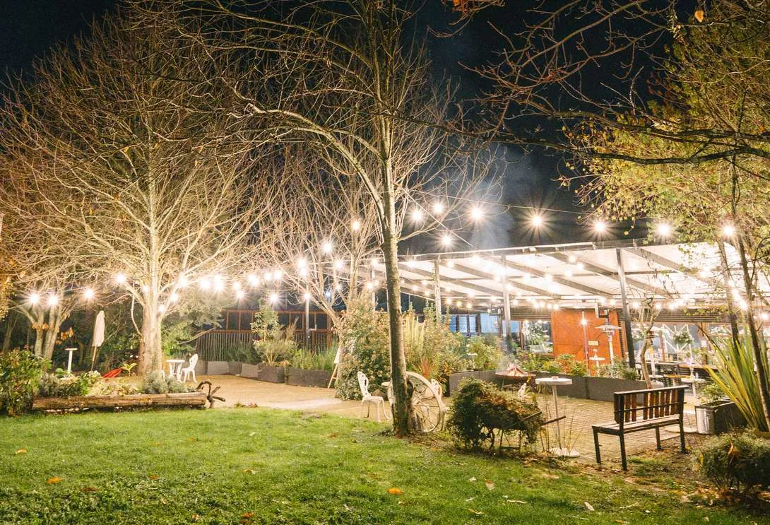Parque Los Canelos de noche, iluminado con guirnaldas de luces