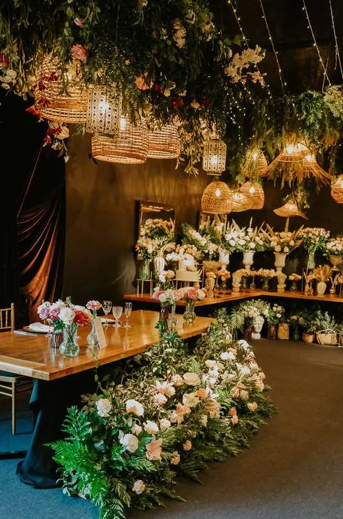 Ambientación bohemia con flores y lámparas de mimbre