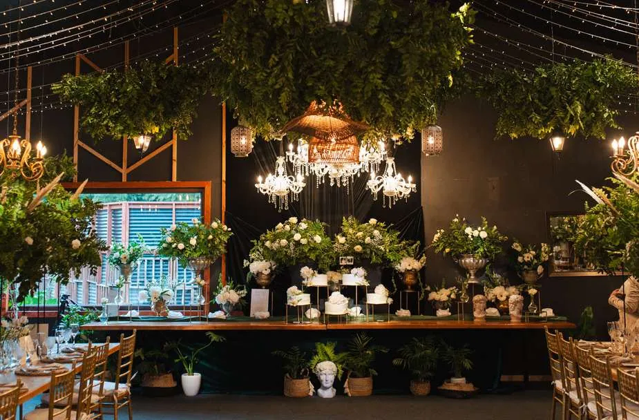 Salón de cena con mesas redondas y decoración floral