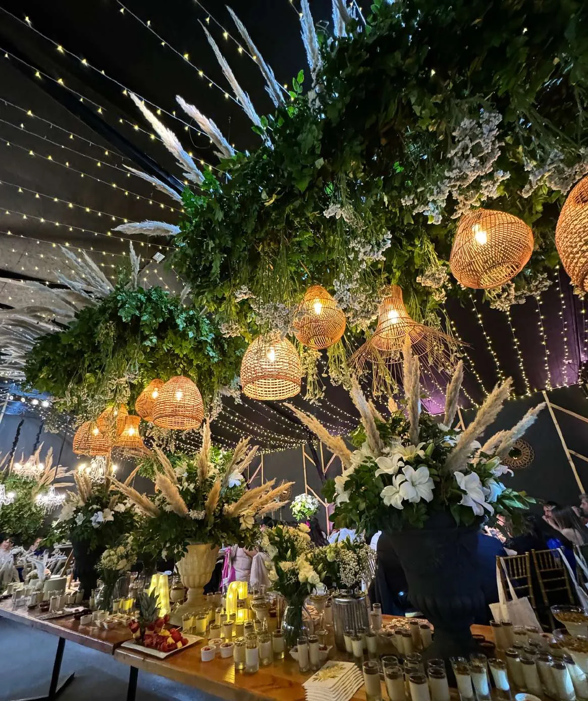 Detalle de lámparas y follaje en el salón