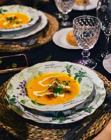 Entrada servida en plato de presentación