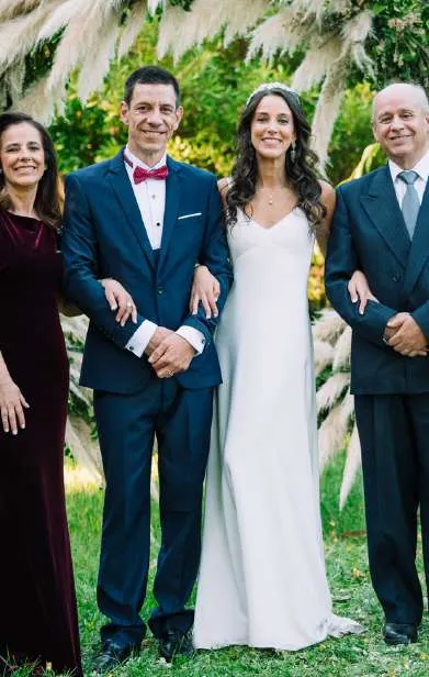 Novios con sus padres en el parque